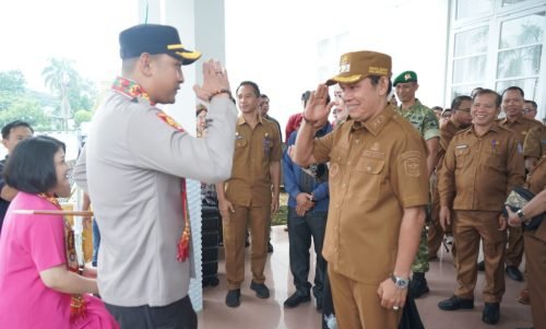 2107.Tradisi Adat Dayak Sambut Kedatangan Kapolres Baru Murung Raya