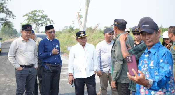 2908.Bupati Kapuas Cek Proyek Jalan di Kapuas Barat