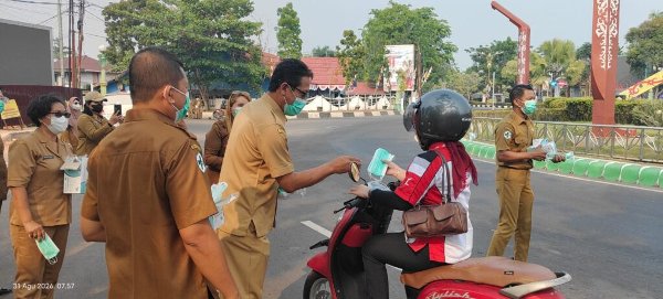3108.Dinkes Kapuas Bagi-bagi Masker