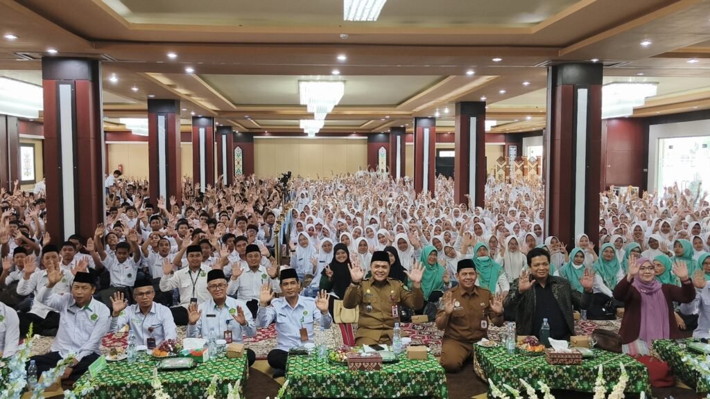 Suasana hangat dan penuh antusias mewarnai Maulid Nabi dan Training OMA yang diikuti sekitar 1.500 siswa madrasah se-Kota Palangka Raya, Senin (24/8/2026).