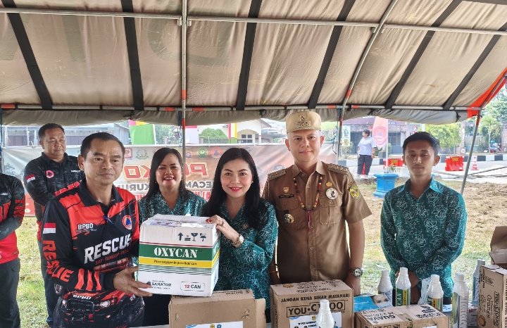 Bupati Gunung Mas Jaya S Monong bersama Ketua TP PKK Gumas Mimie Mariatie menyerahkan bantuan kesehatan kepada tim Satgas Karhutla di halaman Kantor BPBD Kabupaten Gunung Mas, Selasa (18/8/2026).