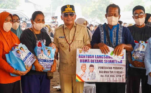 2009.Gubernur Kalteng Kawal Penyaluran Bantuan Karhutla di Kalampangan
