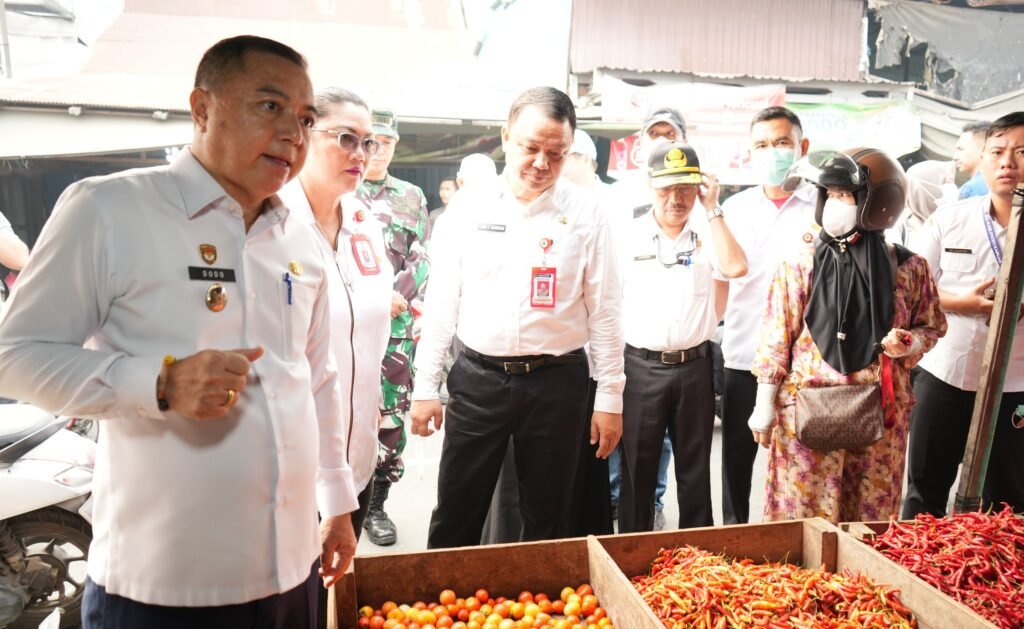 2309.Wabup Kapuas Pantau Harga Cabai di Pasar Blok R