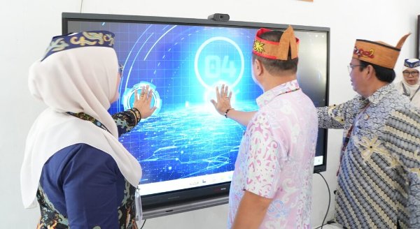 0210.Kapuas Kenalkan Budaya Dayak Lewat Kamis Hanjak Berbudaya