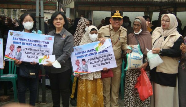 0410.Gubernur Kalteng Salurkan Bantuan untuk Warga Baamang
