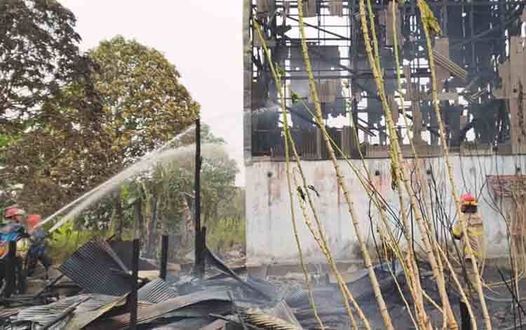 0610.Rumah Kayu dan Rumah Walet Terbakar di Menteng, Kerugian Rp250 Juta