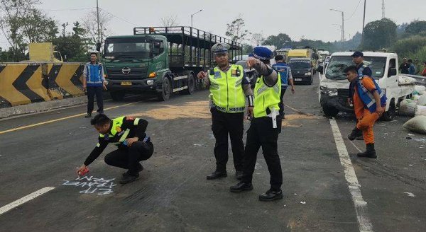 0810.Tabrakan Beruntun Libatkan 15 Kendaraan di Tol Cipularang