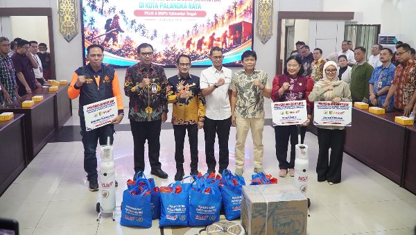 1010.OJK dan BI Salurkan Bantuan Karhutla di Palangka Raya