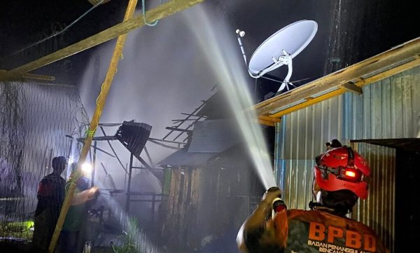 1410.Api Hanguskan 12 Rumah Warga di Palingkau Baru