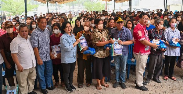1810.Pemprov Kalteng Salurkan 234 Paket Bantuan untuk Koster Gereja dan Guru Honorer