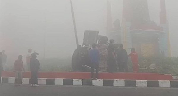 2210.Kabut Asap Membatasi Jarak Pandang Hingga 5 Meter, Mobil Menabrak Trotoar dan Terbalik di Bundaran Polres Kotim