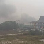 2210.Karhutla Muncul di Belakang Kantor Satpol PP Palangka Raya, Asap Hitam Mengepul
