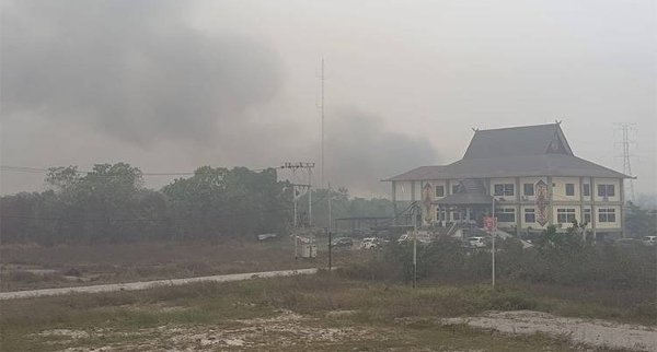 2210.Karhutla Muncul di Belakang Kantor Satpol PP Palangka Raya, Asap Hitam Mengepul