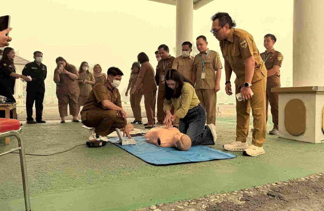 Pelatihan Bantuan Hidup Dasar (BHD) bagi ASN dan tenaga non-ASN di lingkungan Pemkab Gunung Mas untuk meningkatkan kemampuan penanganan awal dalam situasi darurat, Selasa (13/10/2026).